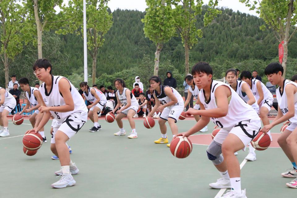 以篮球致青春！济南市“泉城杯”校园篮球联赛市级精英赛揭幕(4)