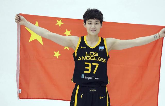 国家利益高于一切，球迷力挺中国篮协，三名WNBA球员做了正确选择(1)