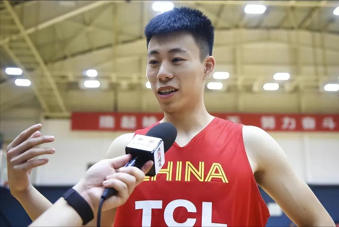 中国男篮最终的18人训练大名单已经敲定，具体名单如下：
教练席：乔尔杰维奇、郭士(3)