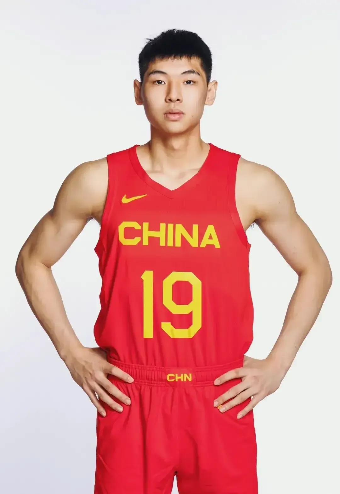 中国男篮最终的18人训练大名单已经敲定，具体名单如下：
教练席：乔尔杰维奇、郭士(5)