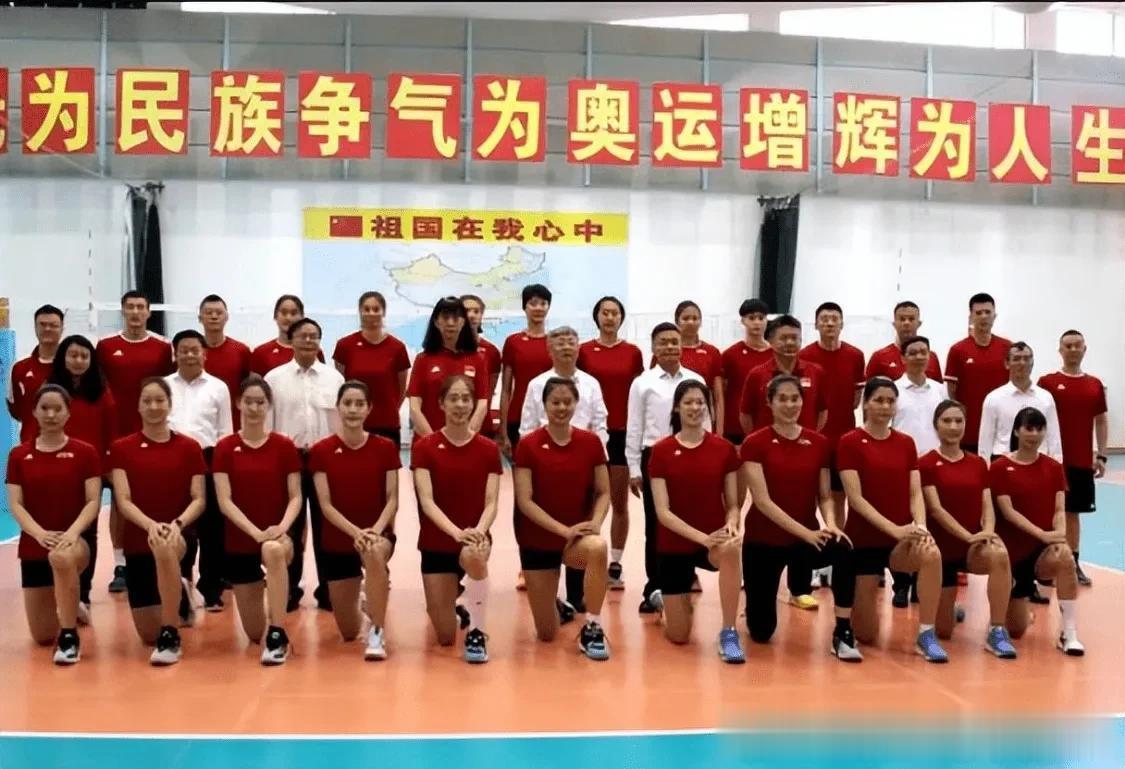 中国三大球最新世界排名:
女篮: 世界NO2位  三次世界第2
男篮: 世界NO(5)