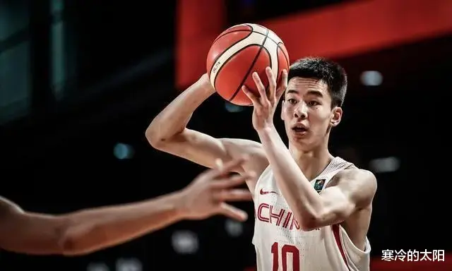 中国男篮又一名冉冉升起的新星，身体天赋极佳，未来可立足NBA(2)