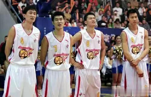广东队未来主力或出现清一色“篮球二代”而且都是广东籍球员，杜锋儿子或成为对手。
(2)