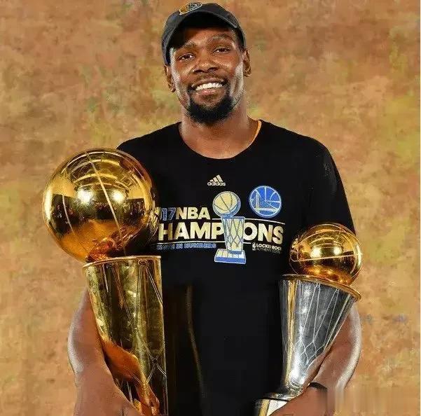 NBA现役球星夺首冠时的年龄，伦纳德最年轻！
第1位：库里  27岁，2015年(2)