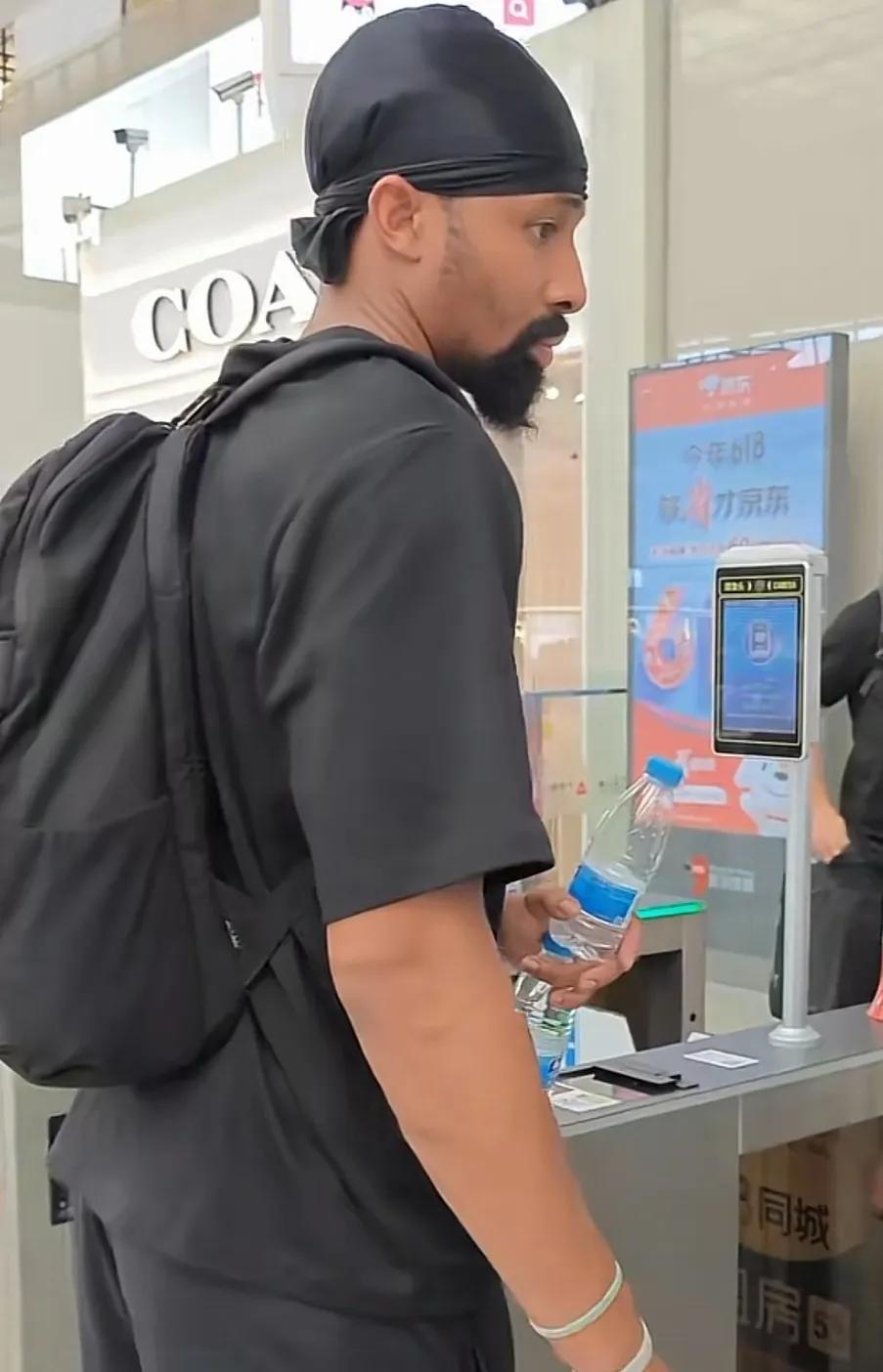 NBA球星丁威迪太低调，竟然只喝售价一元的康师傅矿泉水！

近日，有球迷在火车站(3)