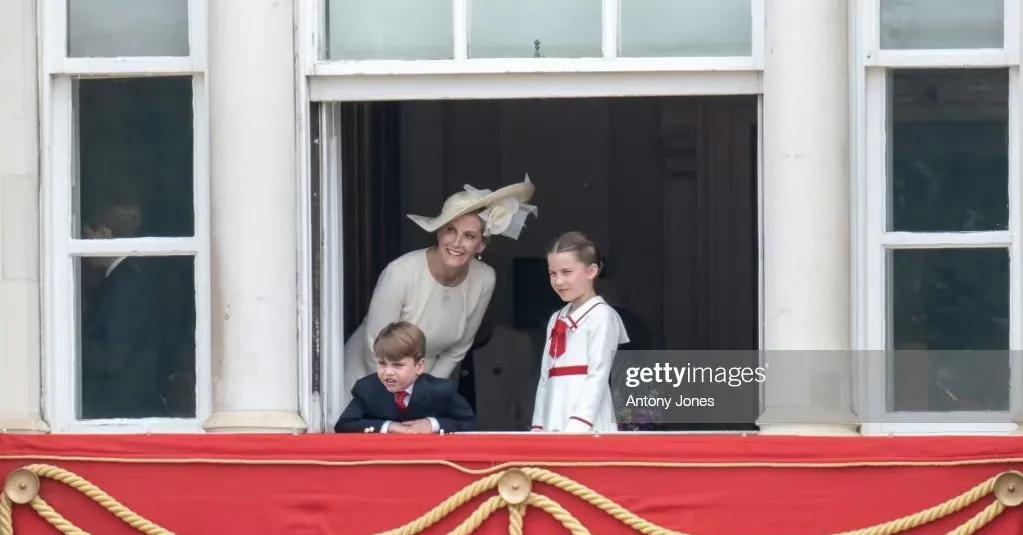 不想营业的乔治王子！昨天，乔治王子和弟弟妹妹一起亮相国王爷爷的生日阅兵仪式，在到