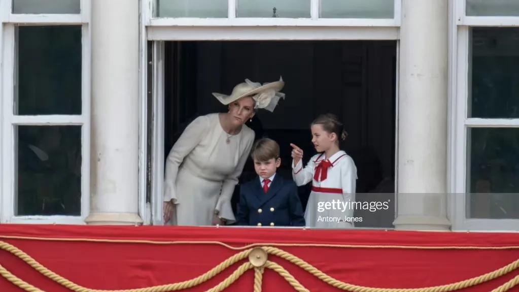 不想营业的乔治王子！昨天，乔治王子和弟弟妹妹一起亮相国王爷爷的生日阅兵仪式，在到(2)
