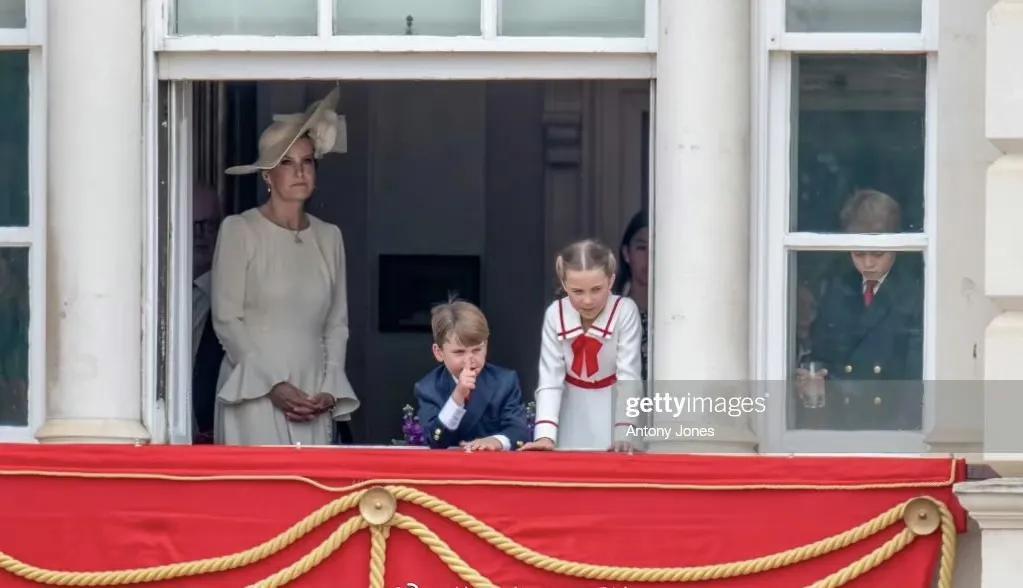 不想营业的乔治王子！昨天，乔治王子和弟弟妹妹一起亮相国王爷爷的生日阅兵仪式，在到(3)