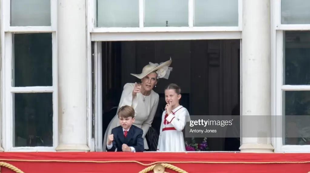 不想营业的乔治王子！昨天，乔治王子和弟弟妹妹一起亮相国王爷爷的生日阅兵仪式，在到(4)