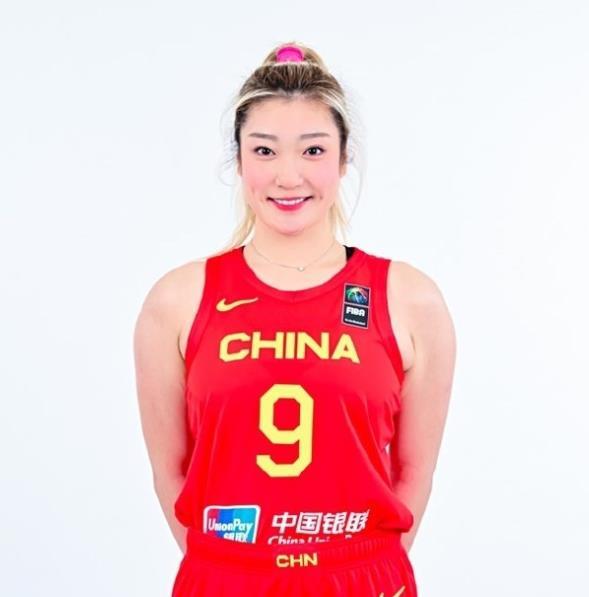 中国女篮本届亚洲杯的12人名单：4号李缘、5号王思雨、6号杨舒予 、7号杨力维、(3)