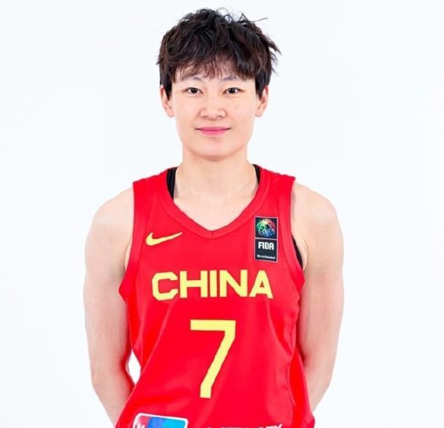 中国女篮本届亚洲杯的12人名单：4号李缘、5号王思雨、6号杨舒予 、7号杨力维、(4)