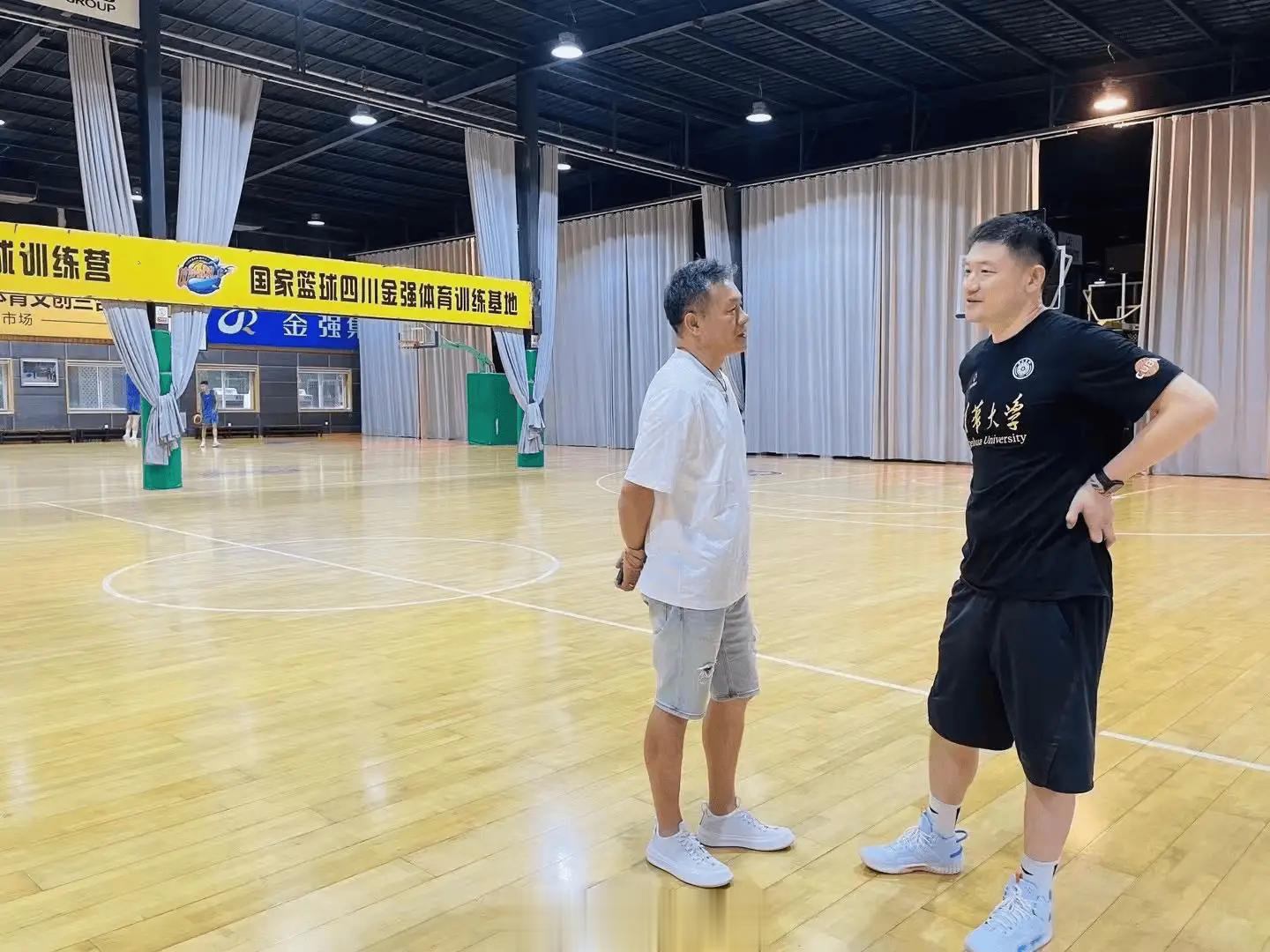 网友爆料清华男篮主帅陈磊，已经带队在四川金强训练基地训练，准备大运会的比赛，图中
