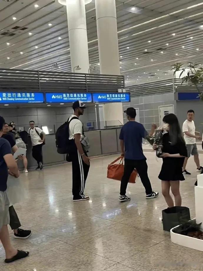 今天多位篮球媒体人爆料凯尔-安德森抵达上海办理归化相关手续的消息后，安德森所属的(1)