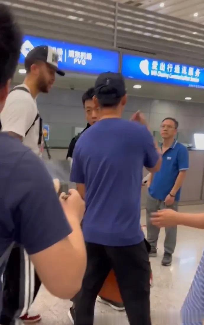 今天多位篮球媒体人爆料凯尔-安德森抵达上海办理归化相关手续的消息后，安德森所属的(2)