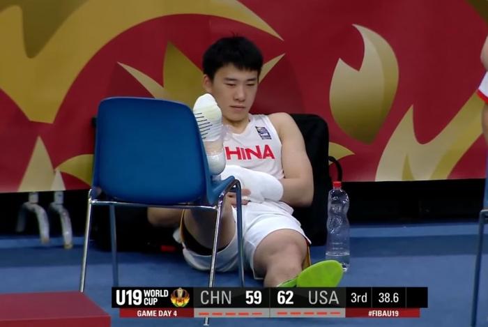 美国赢球也靠裁判！中国U19男篮负美国，一分钟被吹11分看得太憋屈！(4)