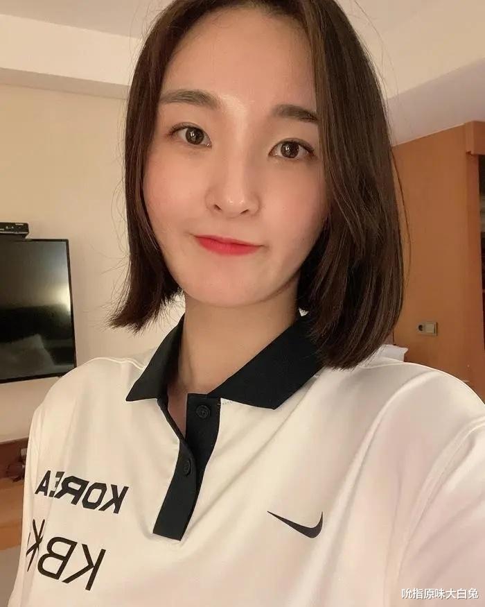 央视直播中国女篮半决赛，时间确定对手待定，韩国教练席美女是谁