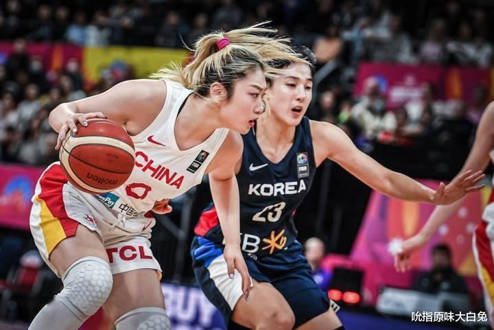 央视直播中国女篮半决赛，时间确定对手待定，韩国教练席美女是谁(2)