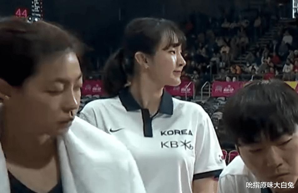 央视直播中国女篮半决赛，时间确定对手待定，韩国教练席美女是谁(6)