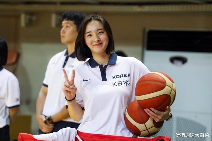 央视直播中国女篮半决赛，时间确定对手待定，韩国教练席美女是谁(7)
