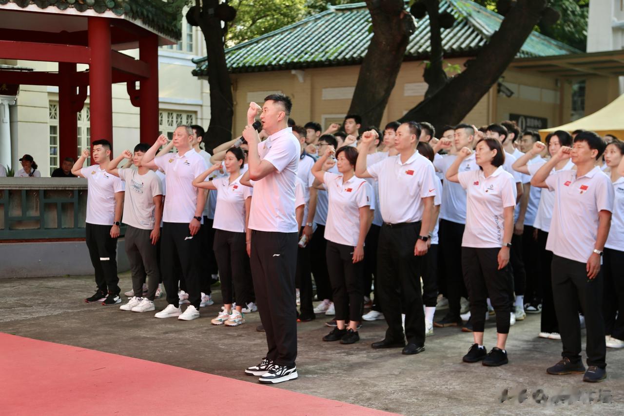 近日杜锋带领广东队和二沙岛体育训练中心篮球和排球项目运动员出席七一活动，来到广州