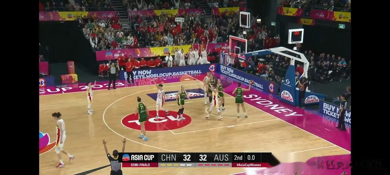 小个子迸发大能量，澳大利亚上半场差点逼平中国女篮！这个10号小个子球员拉了澳大利(3)