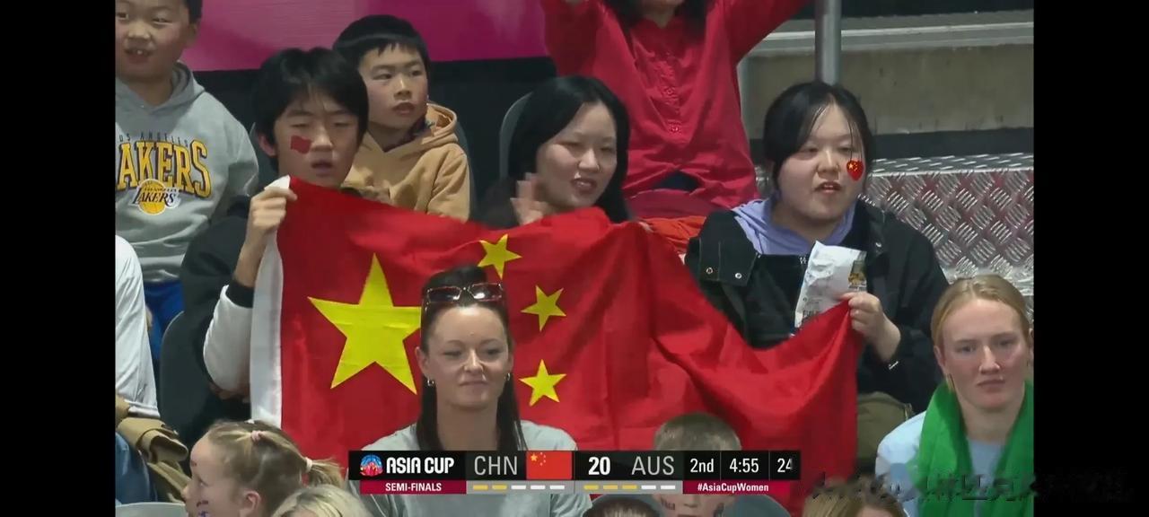 小个子迸发大能量，澳大利亚上半场差点逼平中国女篮！这个10号小个子球员拉了澳大利(12)