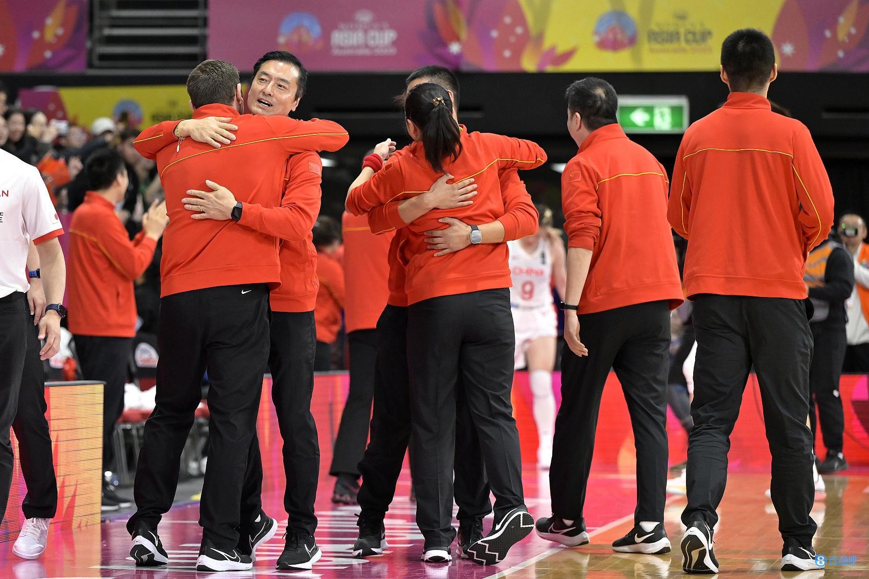 我们是冠军！中国女篮重回亚洲之巅 球员、教练组拥抱庆祝(1)