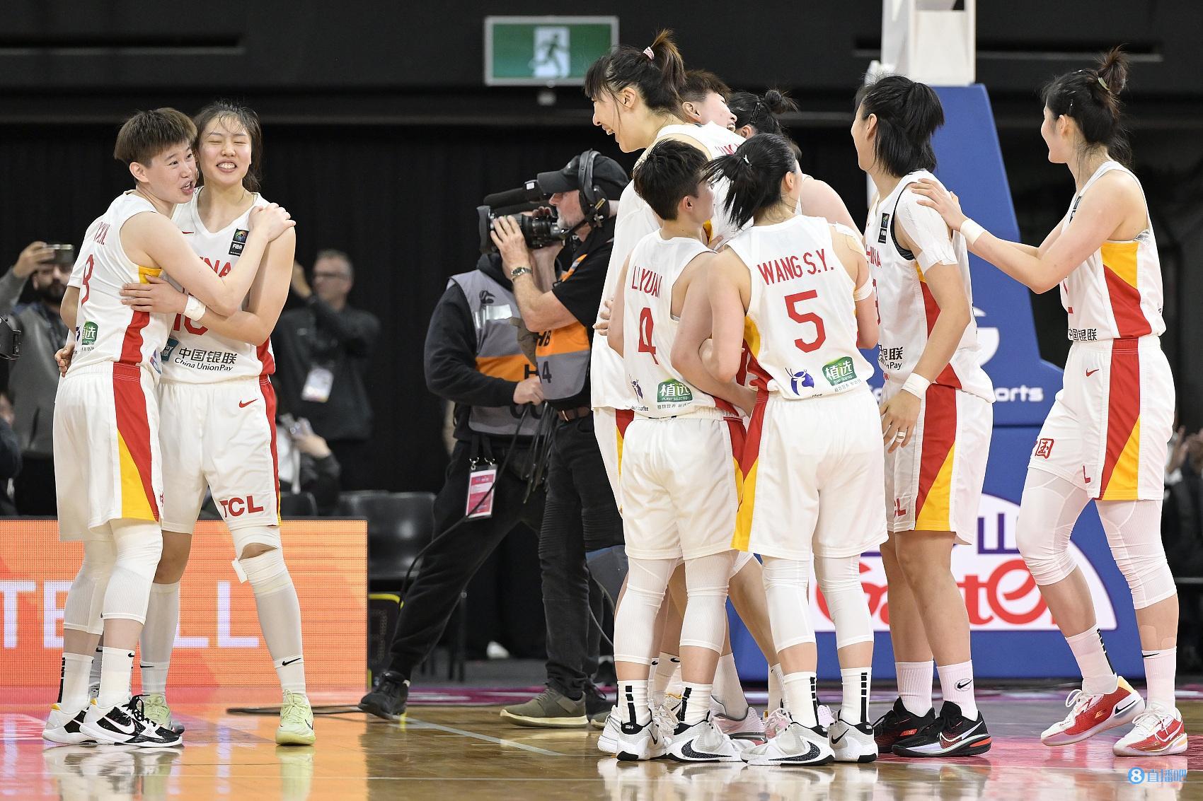 我们是冠军！中国女篮重回亚洲之巅 球员、教练组拥抱庆祝(2)
