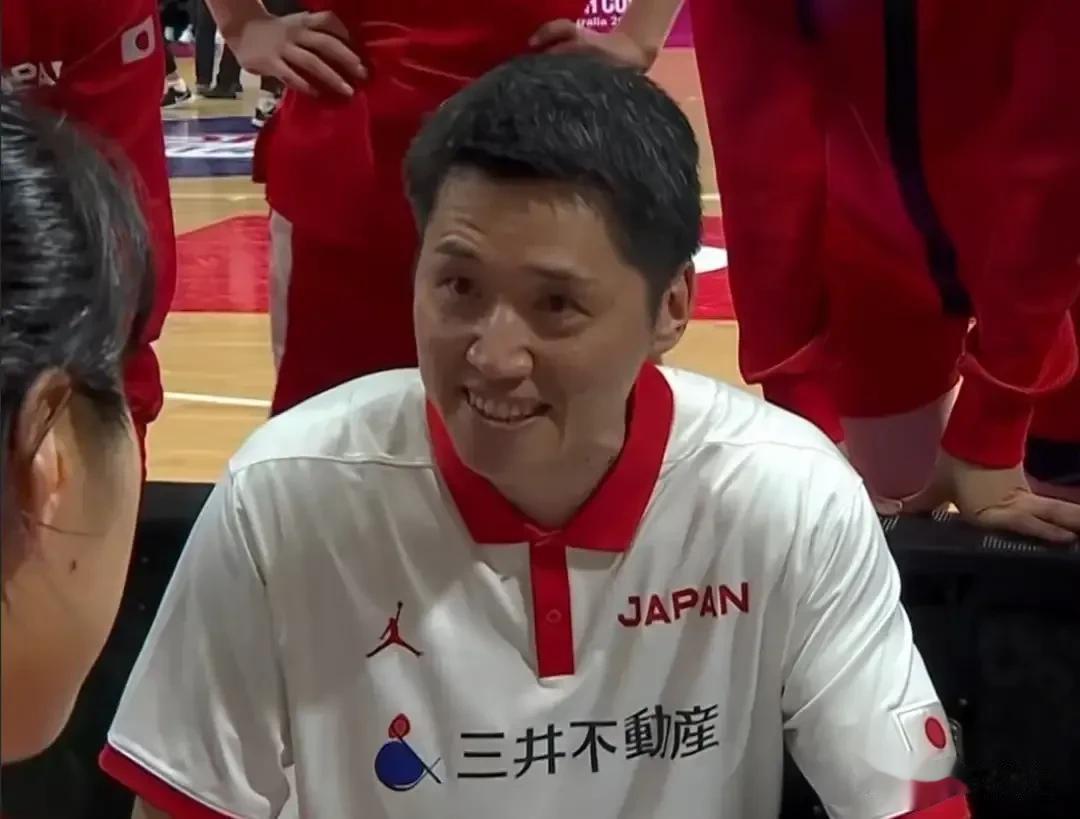 日本女篮主教练始终带着迷之微笑，是胸有成竹？还是心存藐视？

中国女篮在失去了李