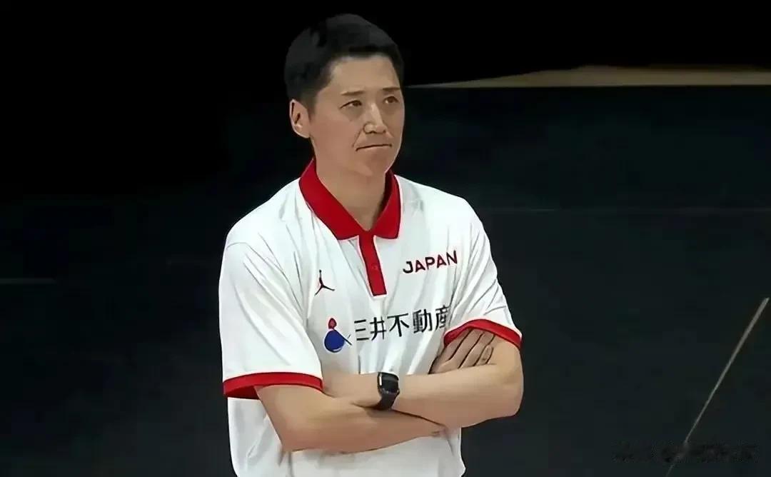 日本女篮主教练始终带着迷之微笑，是胸有成竹？还是心存藐视？

中国女篮在失去了李(2)