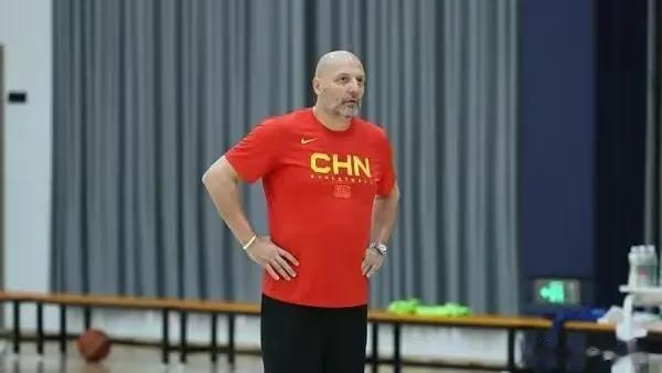 北京时间7月3日晚，中国男篮在青岛举行公开训练课活动，现场多达50家媒体到访，声