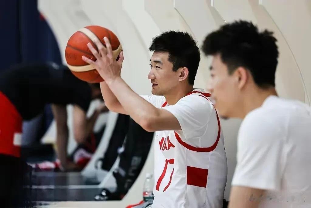 北京时间7月3日晚，中国男篮在青岛举行公开训练课活动，现场多达50家媒体到访，声(2)