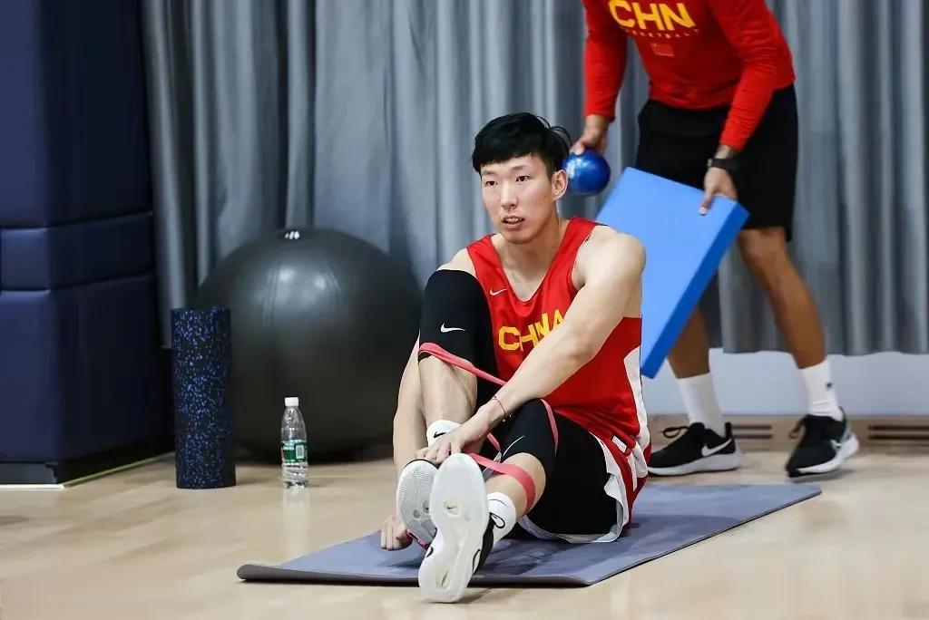 北京时间7月3日晚，中国男篮在青岛举行公开训练课活动，现场多达50家媒体到访，声(6)