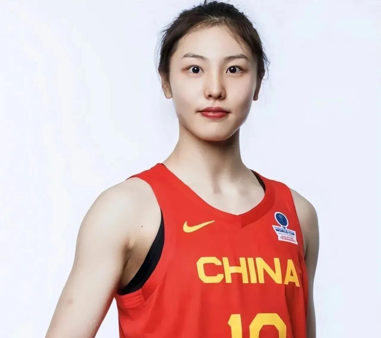 中国女篮现役的四朵金花，不仅拥有高颜值，更展现出了令人瞩目的实力和魅力:

1、(2)