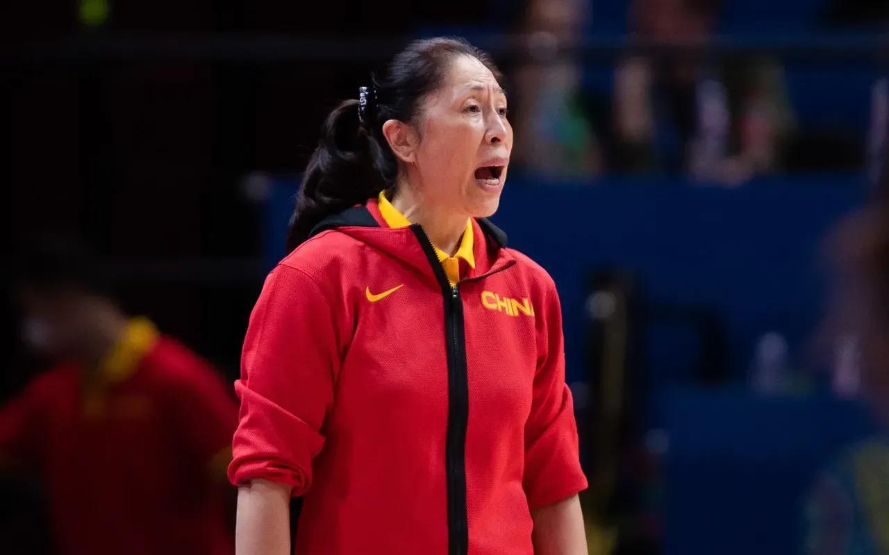 中国女篮的姑娘们评价主教练郑薇：

1、她宛如一位慈母般地关爱我们的生活，让我们
