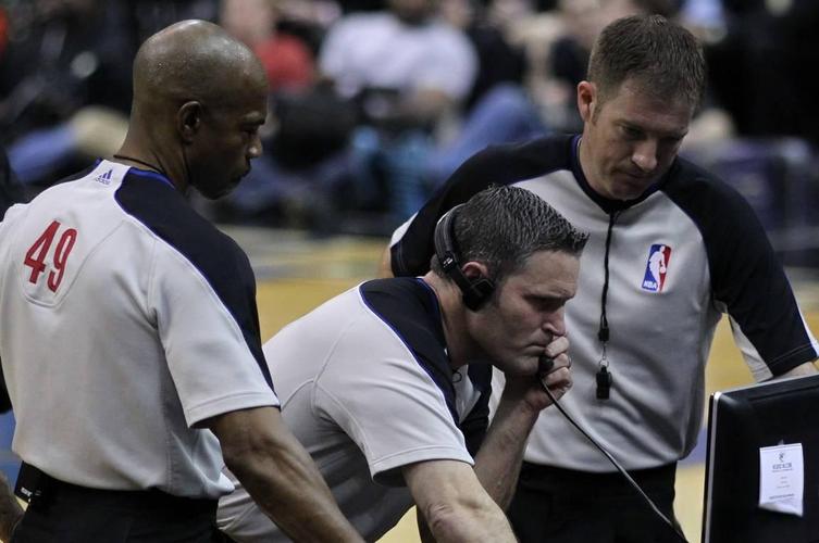 NBA宣布新赛季执行新规，3位超巨被点名，重点针对假摔，名嘴回应