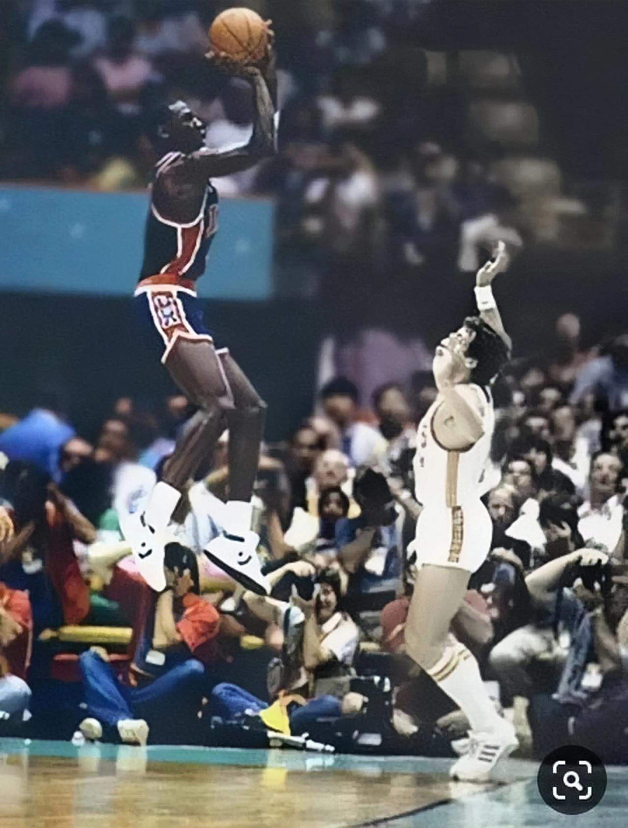 1984年，洛杉矶奥运会上，乔丹在对阵西班牙队的比赛中高高跳起投篮的场景。
论弹