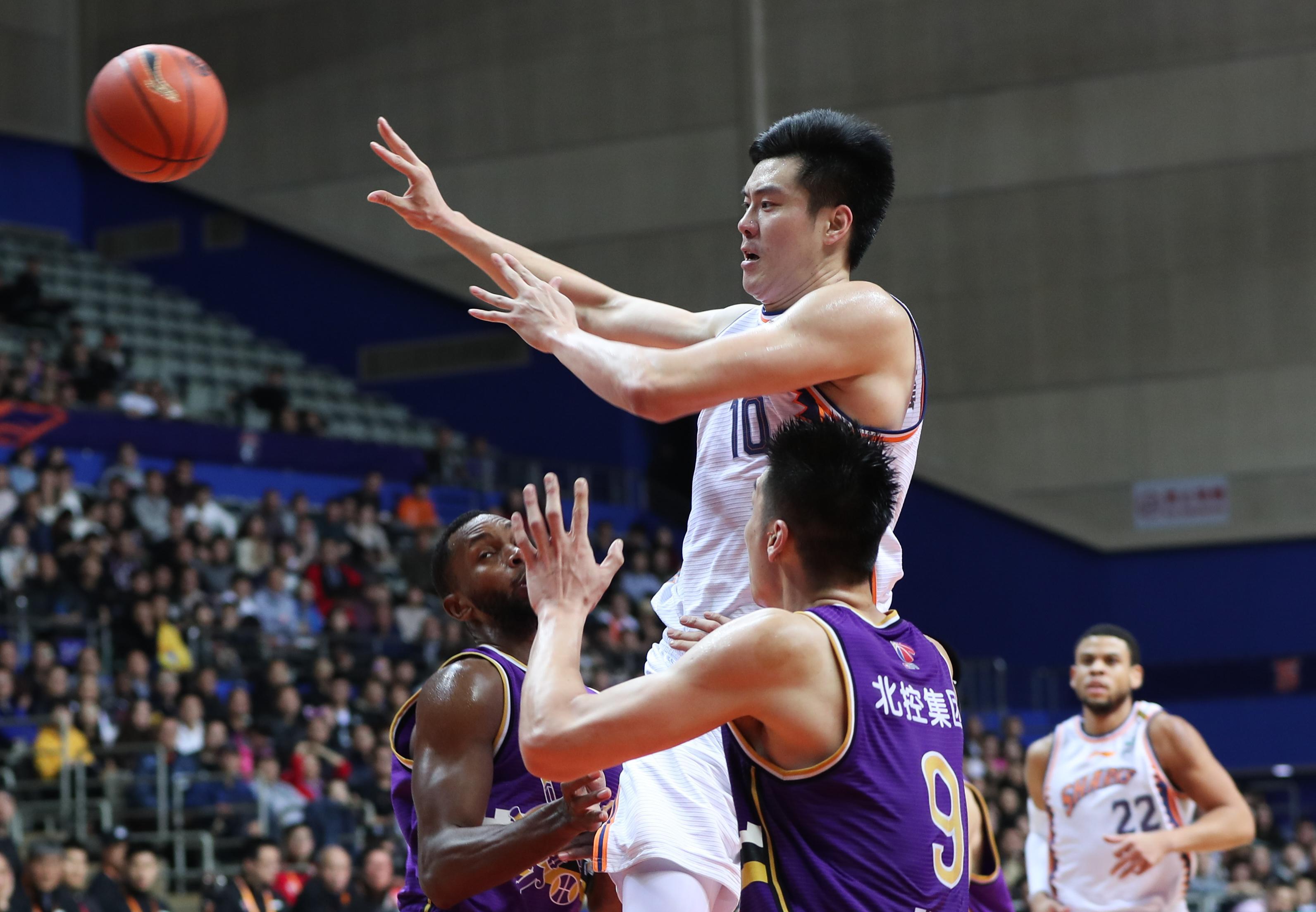 就被誉中国第6位能打进NBA的球员，出道即巅峰，最终却躲不开宿命(2)