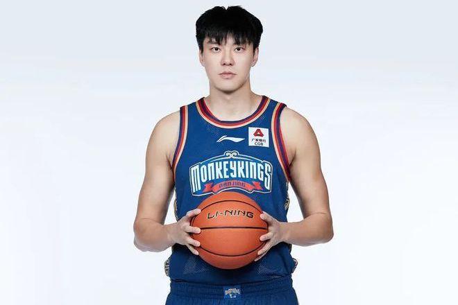 就被誉中国第6位能打进NBA的球员，出道即巅峰，最终却躲不开宿命(6)