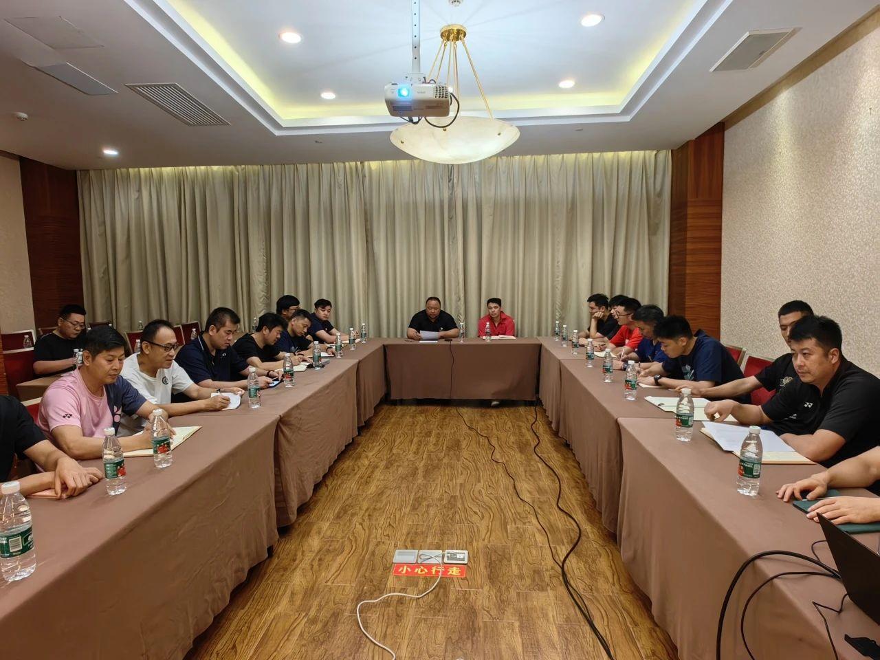 中国羽毛球协会召开上半年总结大会，号召大家向中国女篮学习：团结一心，敢打敢拼，为(2)