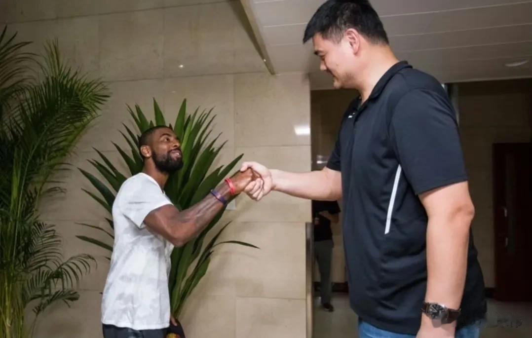 绝对的尊重！欧文谈老大哥姚明：“我对姚是绝对的尊重，他是中国篮球最优秀的代表，是(1)