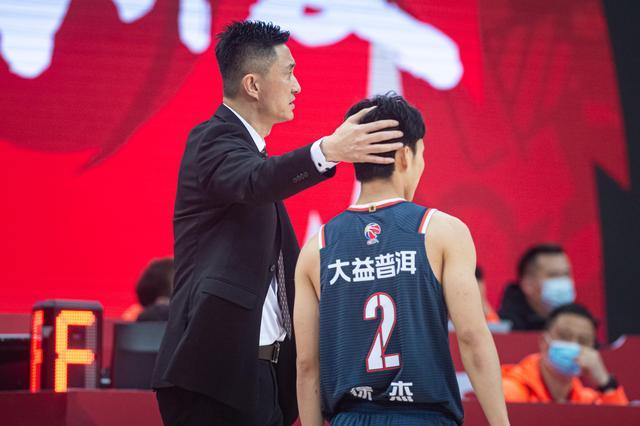 关于中国男篮后卫人选问题

之前乔教练说他的选人标准是要靠奋斗才能获得集训的名额(1)