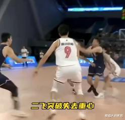 中国篮球火爆一幕：广东大将遭垫脚倒地 后脑勺着地杜锋脸色铁青(1)