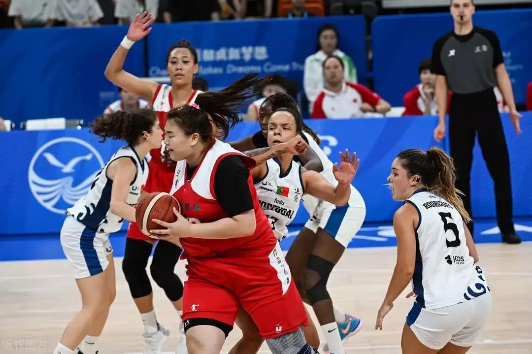 世界大运会激战正酣，中国女篮大运会队伍中，有中国女篮主力韩旭，还有位00后小将备(1)