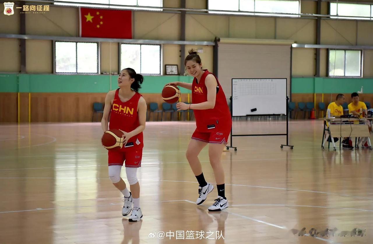 女篮集训！黄思静、王思雨在列！
中国女篮官方发布了集训的照片，
久违的黄思静略微(4)