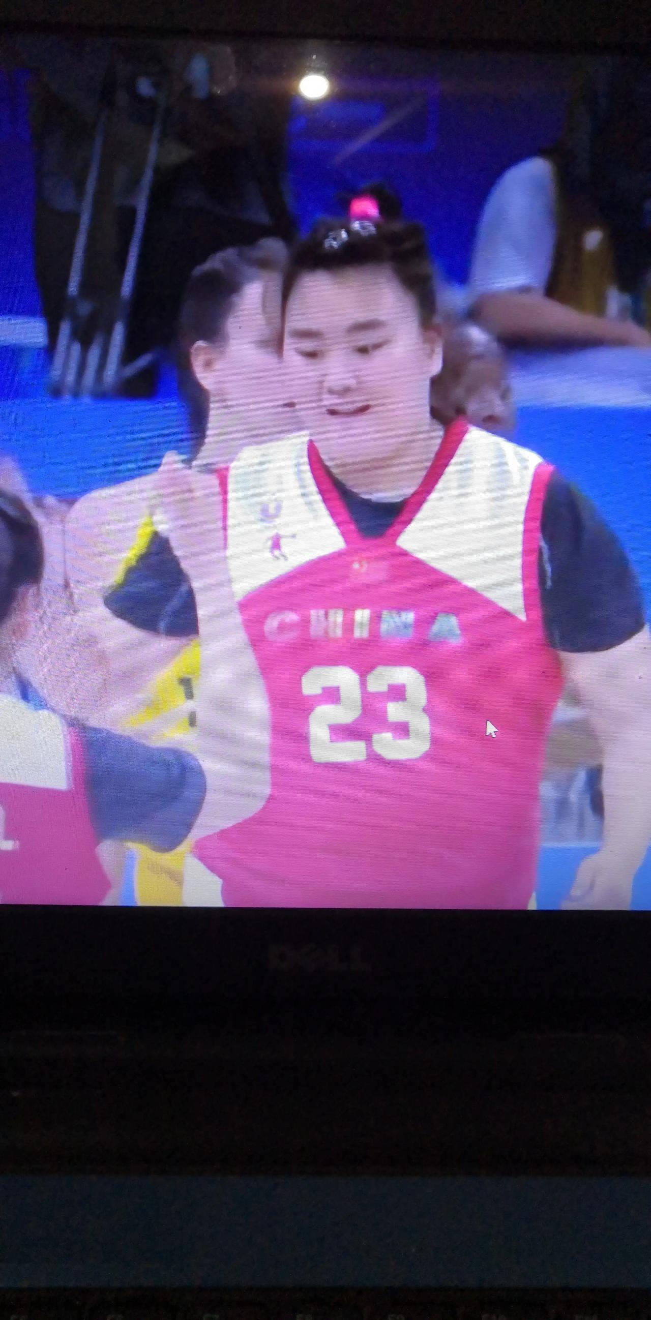 大运会中国女篮84：64大胜巴西，昂首闯进四强。
取胜功臣是6号张敬一，她化身库