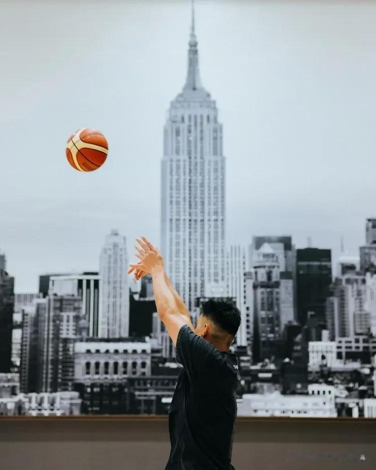 北京时间8月2日，篮球运动员林书豪更新社交媒体，晒出自己在纽约的训练照片，并写道