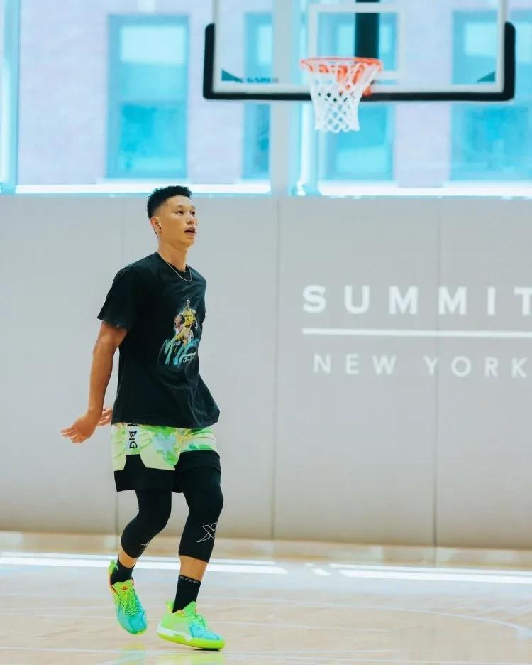 北京时间8月2日，篮球运动员林书豪更新社交媒体，晒出自己在纽约的训练照片，并写道(2)