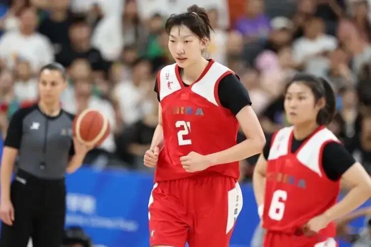 大运会1/4决赛，中国女篮与中华台北双方身高、年龄一览：
——中国
李双飞：25