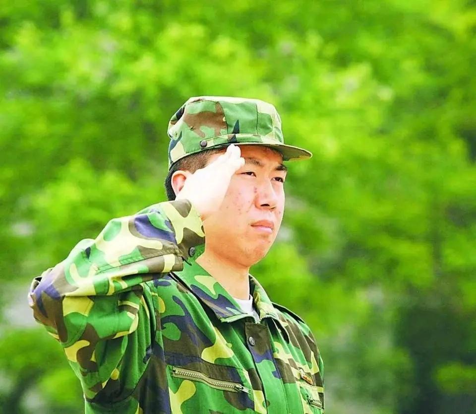王治郅穿军装亮相！远离中国篮坛，已是大校军衔，未来或升至将军(16)